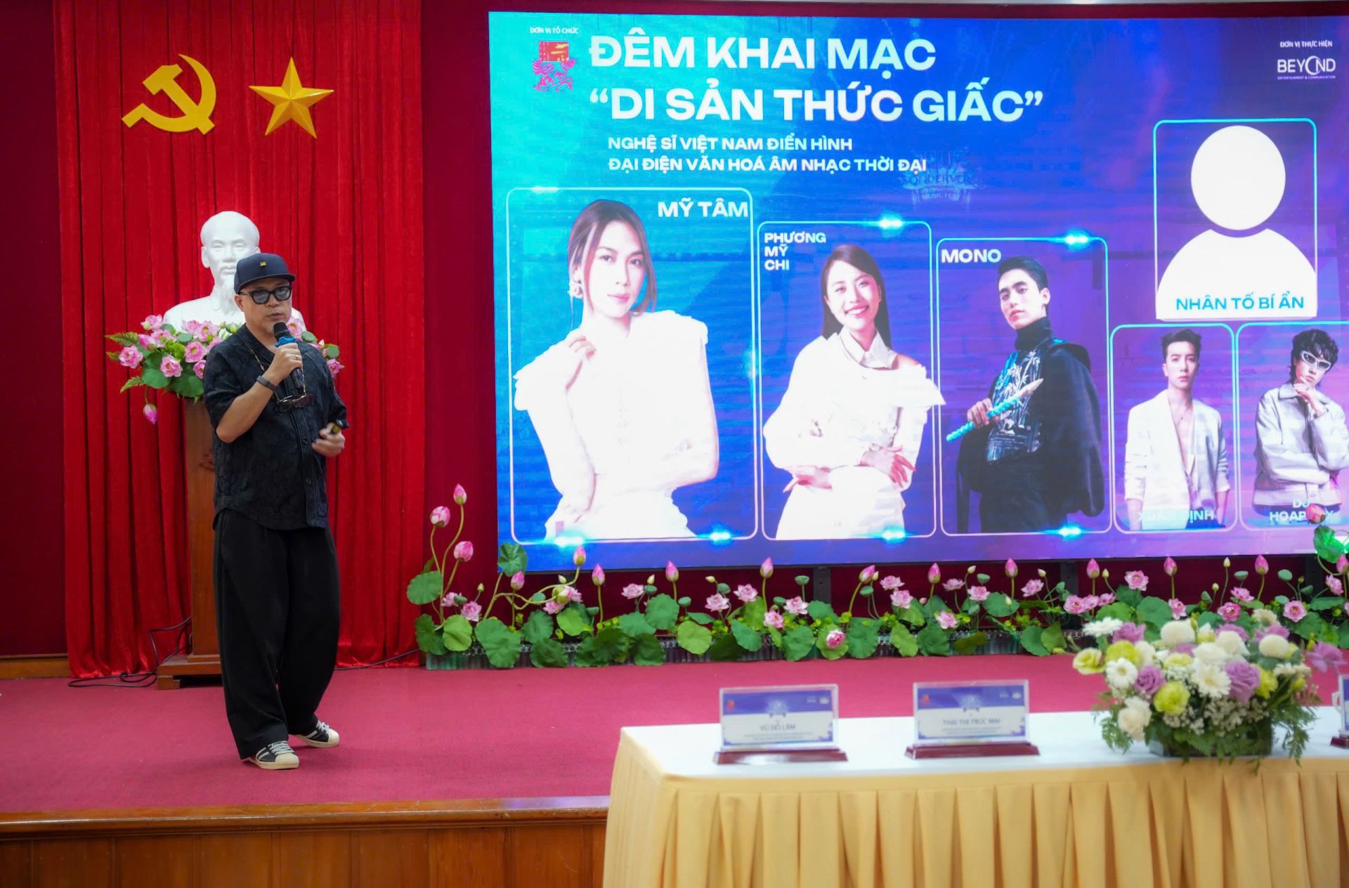 Nhạc sĩ Huy Tuấn đang giới thiệu về chương tr&igrave;nh lễ hội &acirc;m nhạc