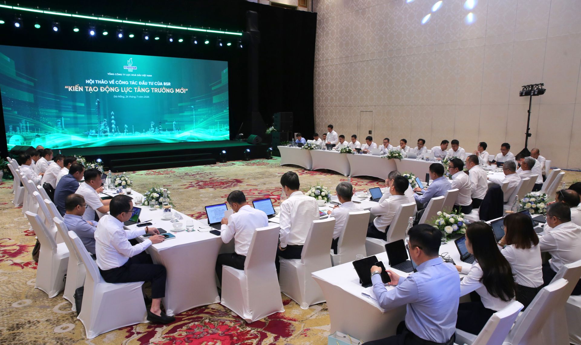 Toàn cảnh Hội thảo “Kiến tạo động lực tăng trưởng mới” trong công tác đầu tư của Tổng Công ty Lọc hóa dầu Việt Nam Toàn cảnh Hội thảo “Kiến tạo động lực tăng trưởng mới” trong công tác đầu tư của Tổng Công ty Lọc hóa dầu Việt Nam