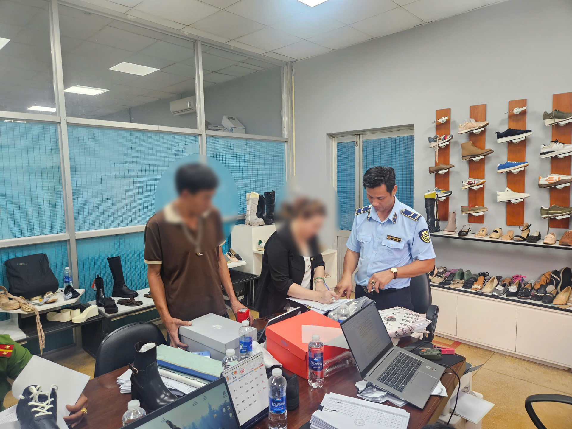 Phát hiện nhà máy sản xuất lượng lớn giày giả mạo nhãn hiệu Nike để xuất khẩu sang Mỹ