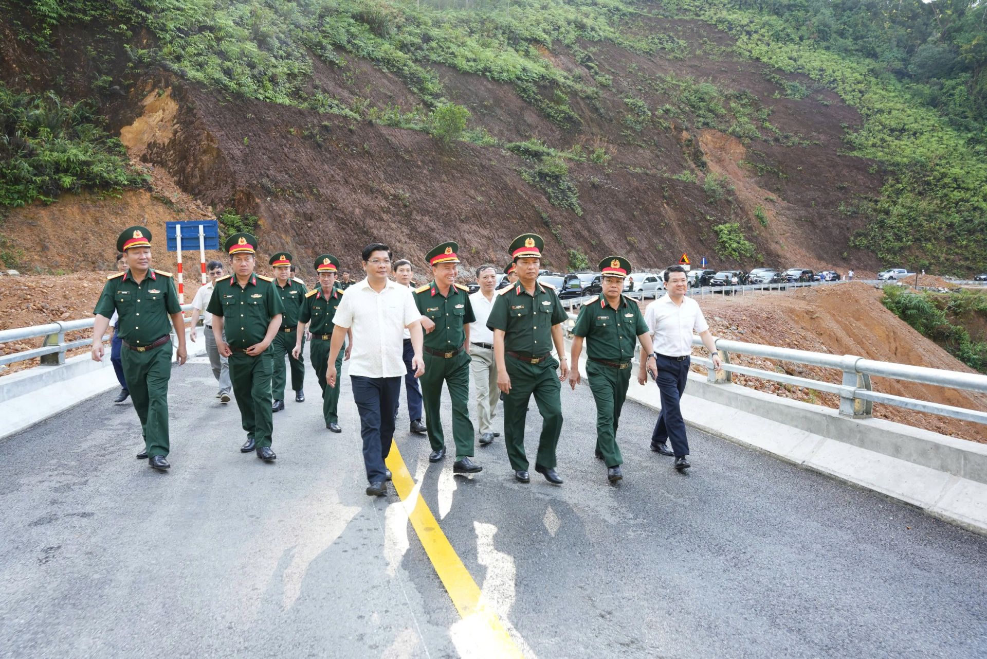 Kiểm tra thực tế một đoạn đường Kiểm tra thực tế một đoạn đường
