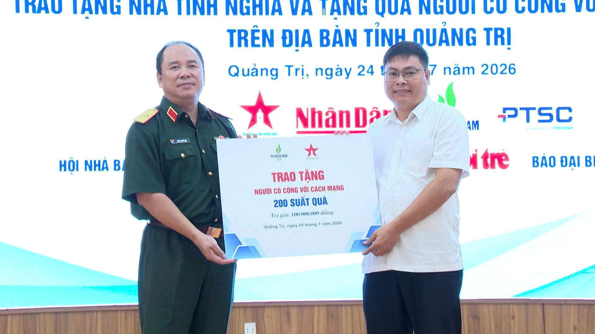 Thiếu tướng Đo&agrave;n Xu&acirc;n Bộ, Tổng Bi&ecirc;n tập B&aacute;o Qu&acirc;n đội nh&acirc;n d&acirc;n trao hỗ trợ 200 suất qu&agrave; an sinh x&atilde; hội ở Quảng Trị.