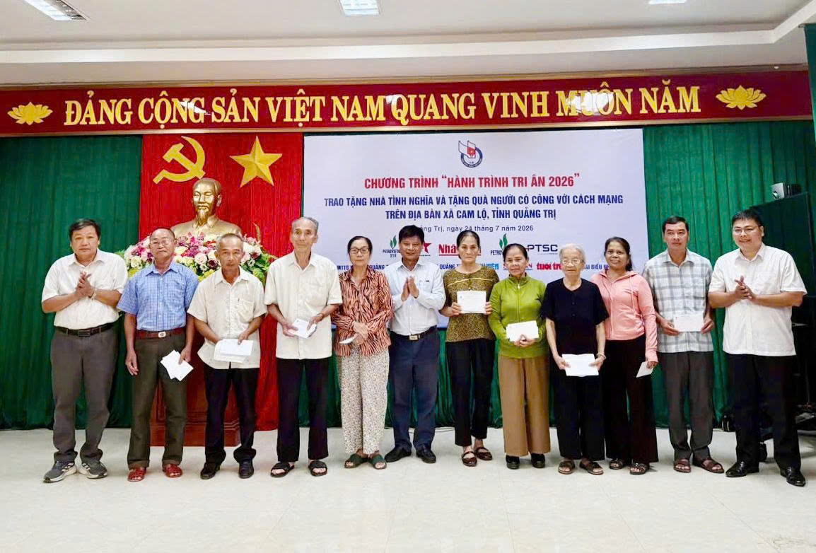 đo&agrave;n c&ocirc;ng t&aacute;c trao kinh ph&iacute; hỗ trợ x&acirc;y dựng nh&agrave; v&agrave; tặng qu&agrave; cho c&aacute;c gia đ&igrave;nh c&oacute; c&ocirc;ng, hộ ngh&egrave;o tại Cam Lộ