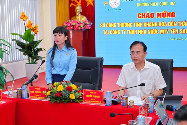 B&agrave; Trịnh Thị Hồng V&acirc;n- Chủ tịch HĐTV C&ocirc;ng ty Yến s&agrave;o Kh&aacute;nh H&ograve;a v&agrave; &ocirc;ng Nguyễn Văn Nhựt - Gi&aacute;m đốc sở C&ocirc;ng thương chủ tr&igrave; buổi l&agrave;m việc