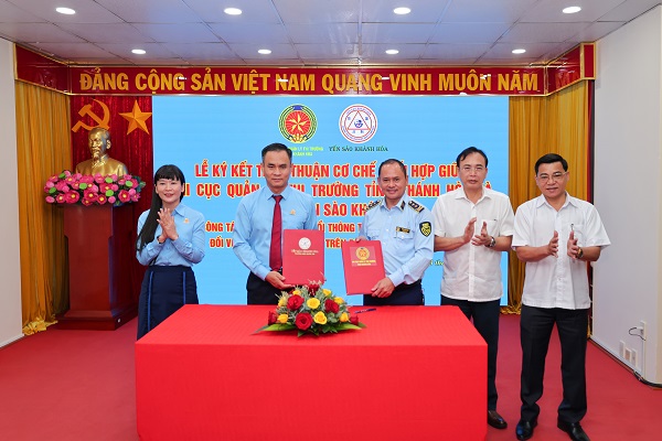 Đại diện Co6g ty Yến s&agrave;o Kh&aacute;nh H&ograve;a v&agrave; Chi cục QLTT tỉnh k&yacute; kết phối hợp