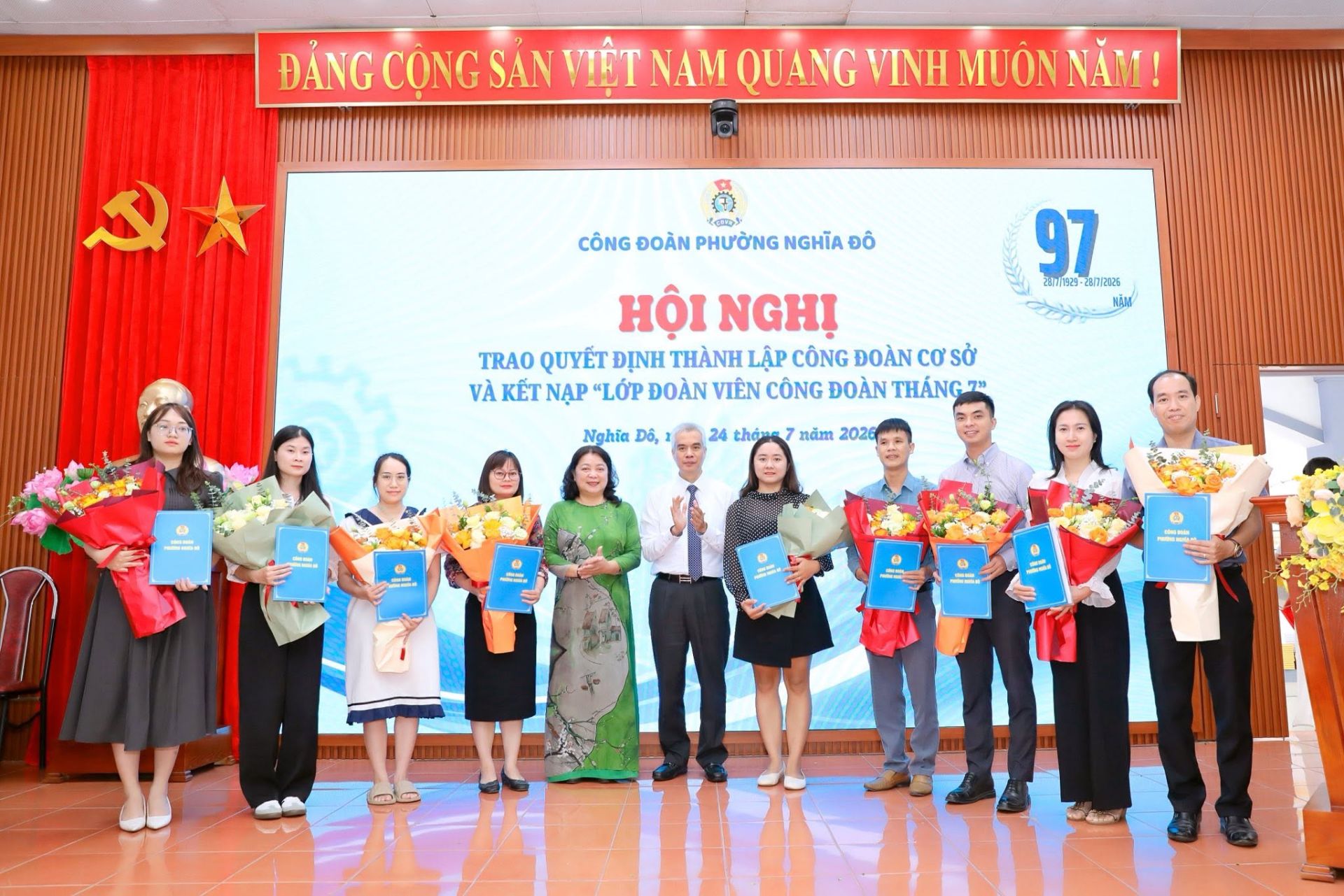 C&ocirc;ng đo&agrave;n phường Nghĩa Đ&ocirc; trao quyết định th&agrave;nh lập c&ocirc;ng đo&agrave;n cơ sở v&agrave; kết nạp đo&agrave;n vi&ecirc;n mới, g&oacute;p phần mở rộng tổ chức, n&acirc;ng cao hiệu quả hoạt động c&ocirc;ng đo&agrave;n tr&ecirc;n địa b&agrave;n.