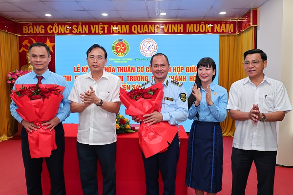 Ban tổ chức tặng hoa ch&uacute;c mừng đại diện hai đơn vị đ&atilde; k&yacute; kết phối hợp