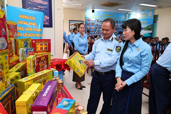 C&aacute;c vị đại biểu đi tham quan khu vực trưng b&agrave;y h&agrave;ng giả, h&agrave;ng nh&aacute;i, h&agrave;ng vi phạm quyền sở hữu tr&iacute; tuệ trong lĩnh vực sản xuất chế biến yến s&agrave;o