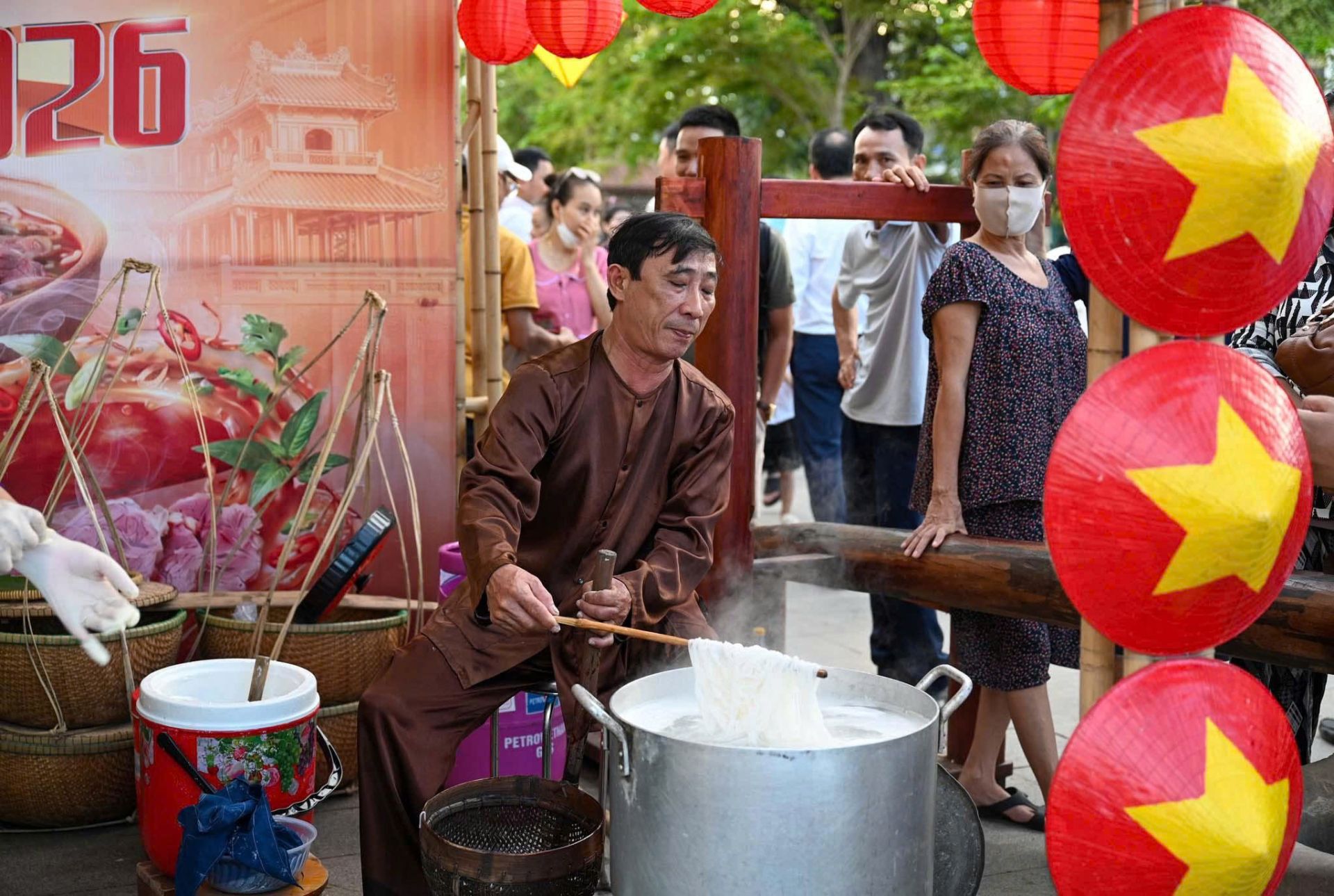 Biểu diễn nghề b&uacute;n V&acirc;n C&ugrave;