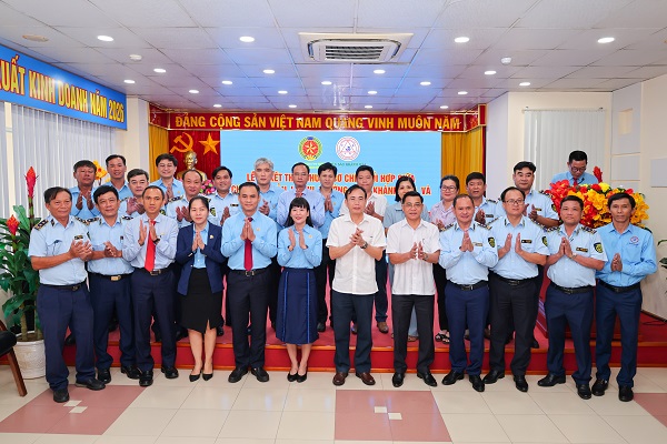 C&aacute;c vị đại biểu tham gia chụp h&igrave;nh lưu niệm