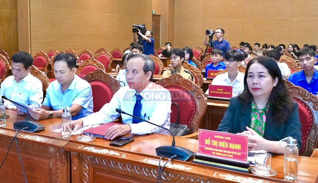 Đại biểu l&atilde;nh đạo quan kh&aacute;ch tham dự Lễ ph&aacute;t động. Ảnh: Viết Hiền
