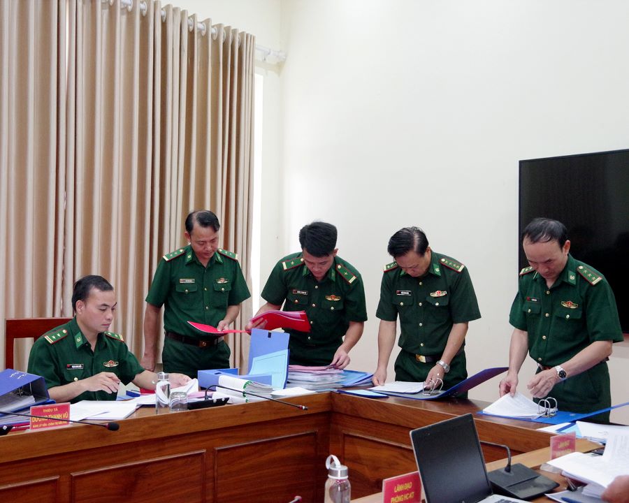 C&aacute;c th&agrave;nh vi&ecirc;n trong Đo&agrave;n c&ocirc;ng t&aacute;c nắm t&igrave;nh h&igrave;nh th&ocirc;ng qua hồ sơ văn bản tại Đồn Bi&ecirc;n ph&ograve;ng Cửa khẩu Quốc tế Mộc B&agrave;i