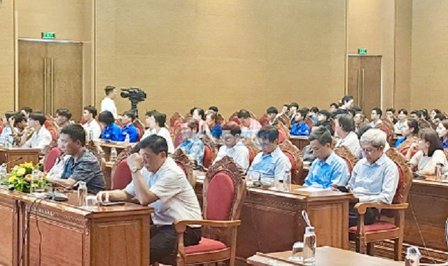 C&aacute;c hoạ sĩ, nh&agrave; đi&ecirc;u khắc, nh&agrave; thiết kế, kiến tr&uacute;c sư tham dự Lễ ph&aacute;t động Cuộc thi. Ảnh: Viết Hiền