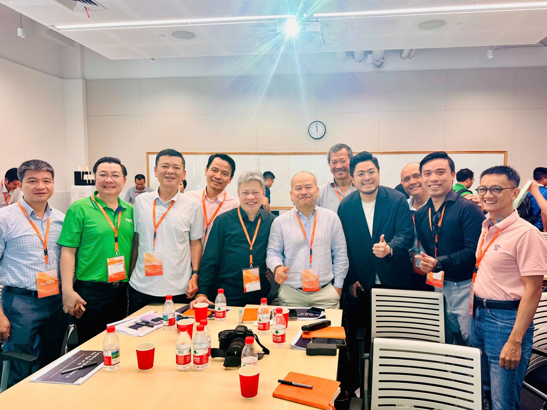Các CEO chụp ảnh cùng diễn giả sau buổi học Các CEO chụp ảnh cùng diễn giả sau buổi học