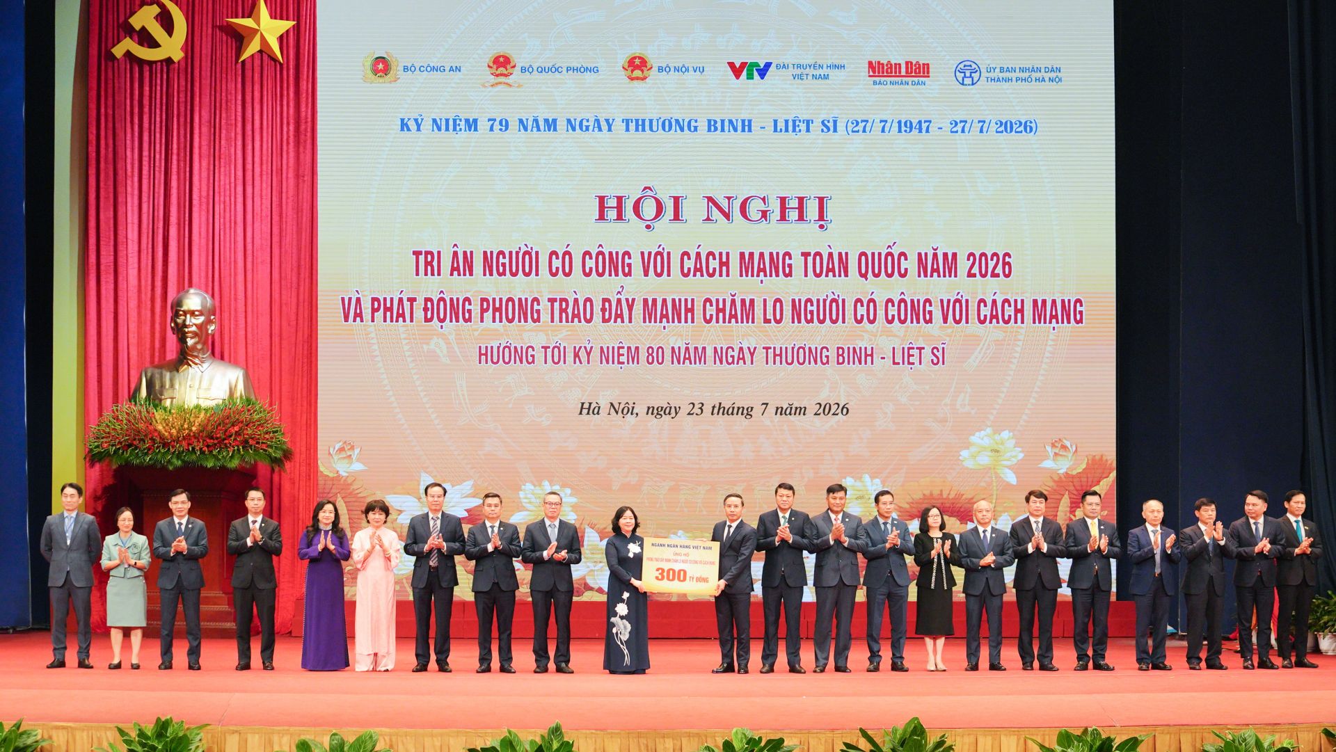 Thống đốc NHNN Việt Nam Phạm Đức Ấn cùng đại diện các ngân hàng thương mại, trong đó có ông Bùi Thái Hà - Phó Chủ tịch HĐQT LPBank (thứ năm từ phải sang), trao biểu trưng hưởng ứng phong trào với tổng kinh phí 300 tỷ đồng Thống đốc NHNN Việt Nam Phạm Đức Ấn cùng đại diện các ngân hàng thương mại, trong đó có ông Bùi Thái Hà - Phó Chủ tịch HĐQT LPBank (thứ năm từ phải sang), trao biểu trưng hưởng ứng phong trào với tổng kinh phí 300 tỷ đồng