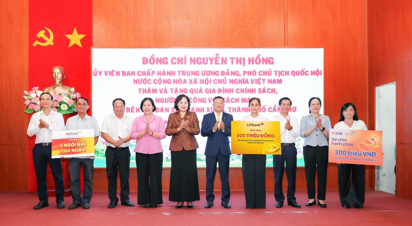Phó Chủ tịch Quốc hội Nguyễn Thị Hồng cùng đại diện các ngân hàng trong đó có LPBank trao nguồn kinh phí hỗ trợ xây nhà tình nghĩa cho các hộ có hoàn cảnh khó khăn Phó Chủ tịch Quốc hội Nguyễn Thị Hồng cùng đại diện các ngân hàng trong đó có LPBank trao nguồn kinh phí hỗ trợ xây nhà tình nghĩa cho các hộ có hoàn cảnh khó khăn