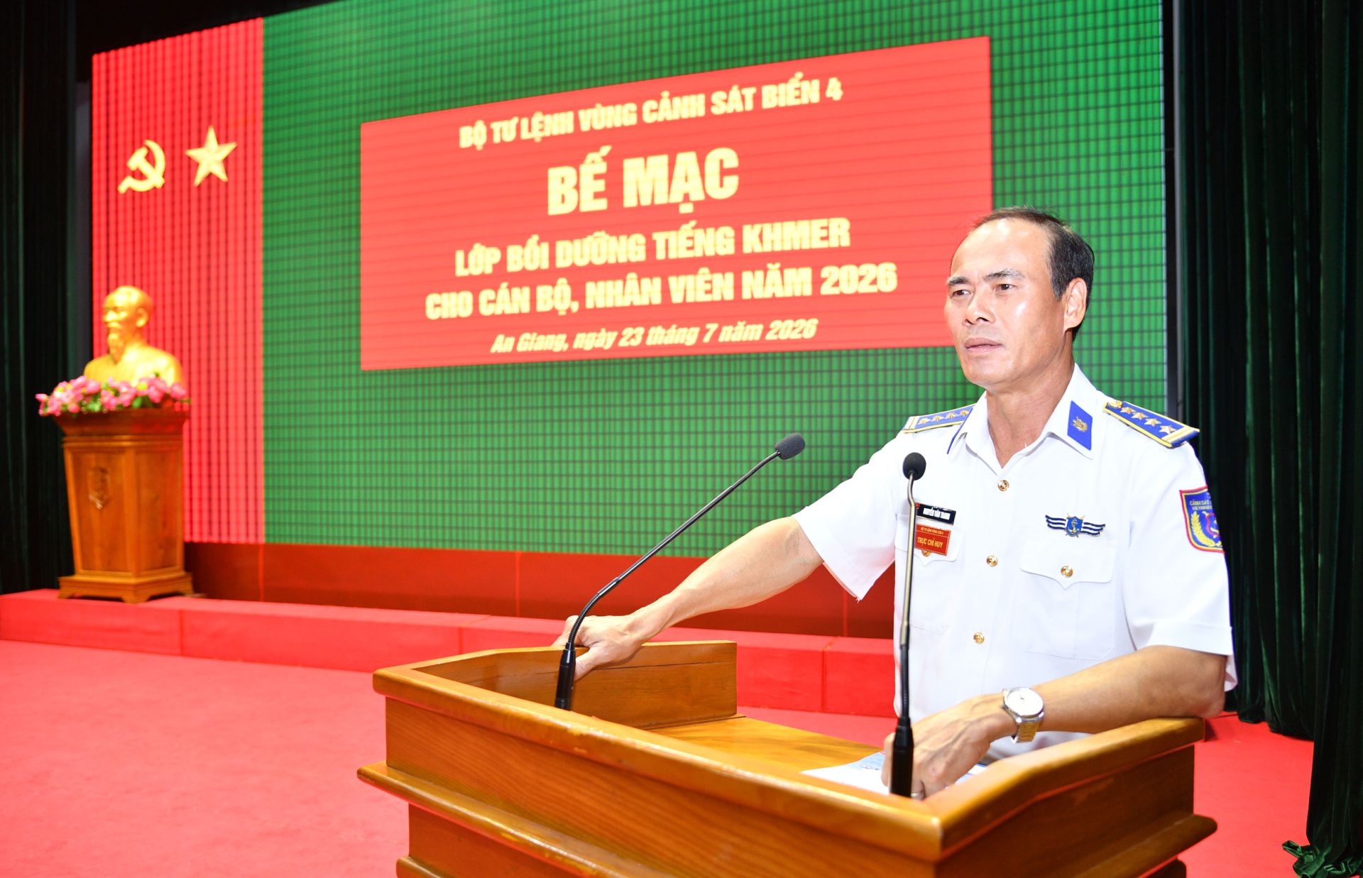 Nguyễn Văn Tranh - Phó Tư lệnh Pháp luật Bộ Tư lệnh Vùng Cảnh sát biển 4 phát biểu bế mạc. Nguyễn Văn Tranh - Phó Tư lệnh Pháp luật Bộ Tư lệnh Vùng Cảnh sát biển 4 phát biểu bế mạc.