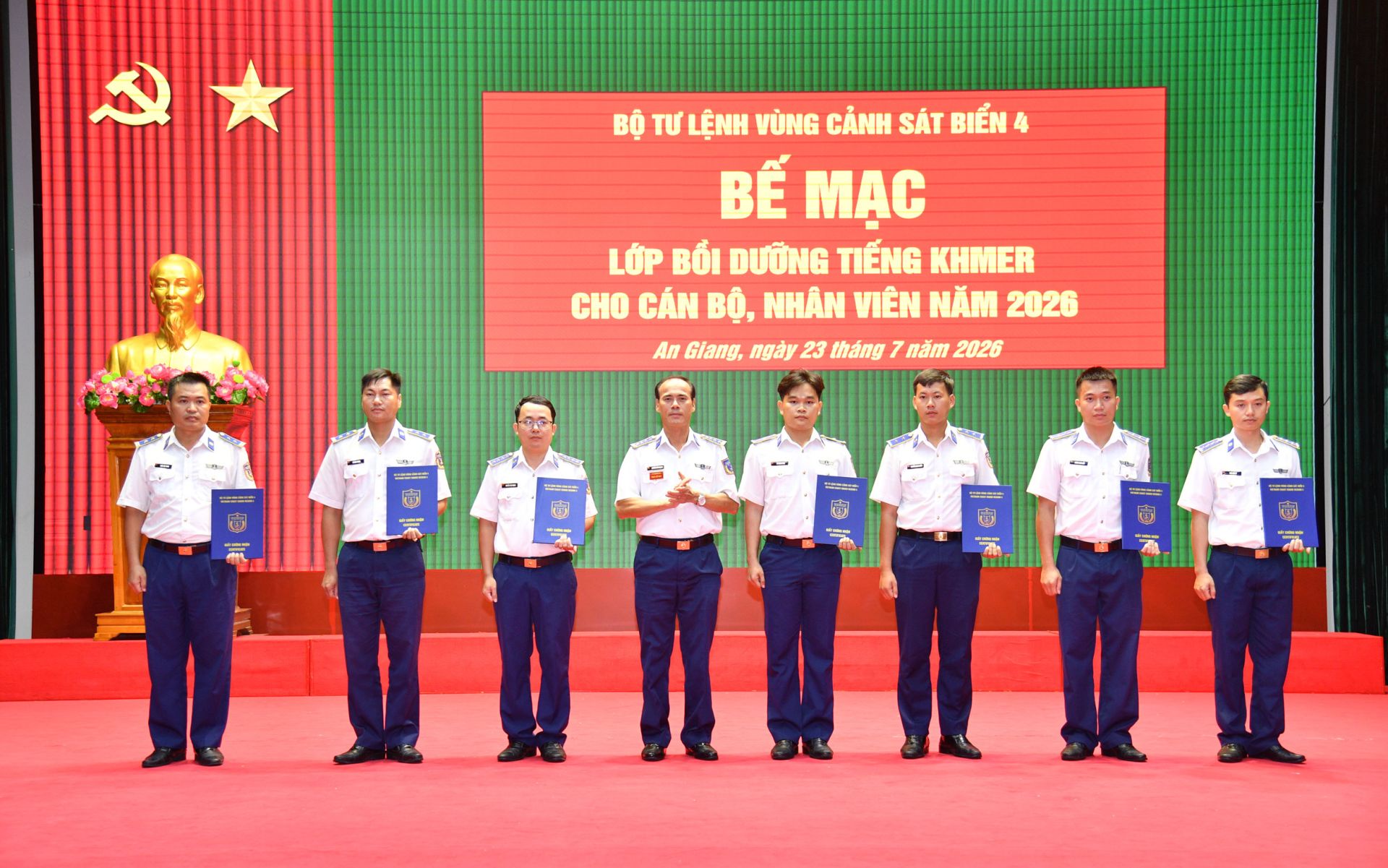 30 cán bộ, nhân viên Vùng Cảnh sát biển 4 hoàn thành khóa học tiếng Khmer năm 2026