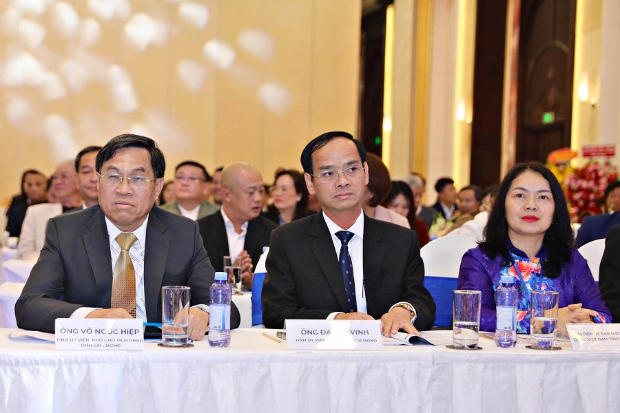 C&aacute;c đồng ch&iacute;: Tỉnh ủy vi&ecirc;n, Ph&oacute; Chủ tịch HĐND tỉnh Đa C&aacute;t Vinh; Tỉnh ủy vi&ecirc;n, Ph&oacute; Chủ tịch UBND tỉnh V&otilde; Ngọc Hiệp; Đỗ Thị Quế Phương, Ph&oacute; Chủ tịch Ủy ban MTTQ Việt Nam tỉnh tham dự đại hội.