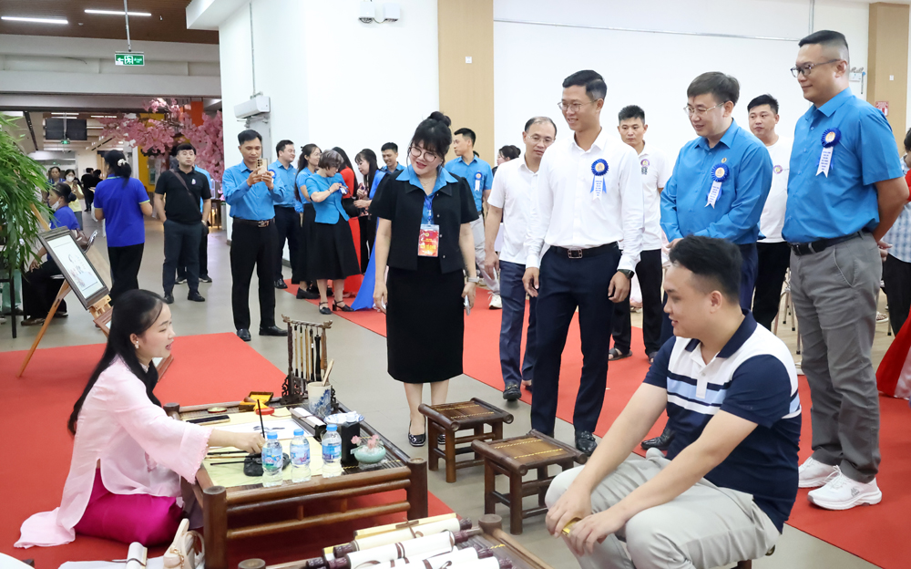 Đại biểu tham quan khu vực diễn ra c&aacute;c hoạt động &yacute; nghĩa tại chương tr&igrave;nh.