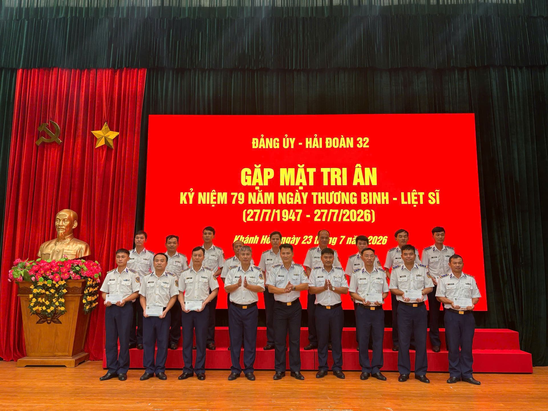 Chỉ huy Hải đo&agrave;n tặng qu&agrave; cho gia đ&igrave;nh ch&iacute;nh s&aacute;ch trong đơn vị