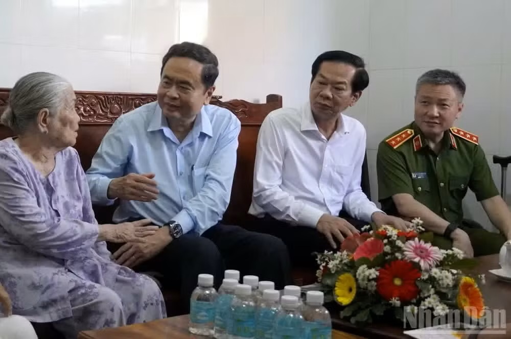 Chủ tịch Quốc hội Trần Thanh Mẫn &acirc;n cần hỏi thăm sức khỏe B&agrave; mẹ Việt Nam Anh h&ugrave;ng Trần Thị Lưỡng (phường Tam Long, Th&agrave;nh phố Hồ Ch&iacute; Minh). (Ảnh: ND)