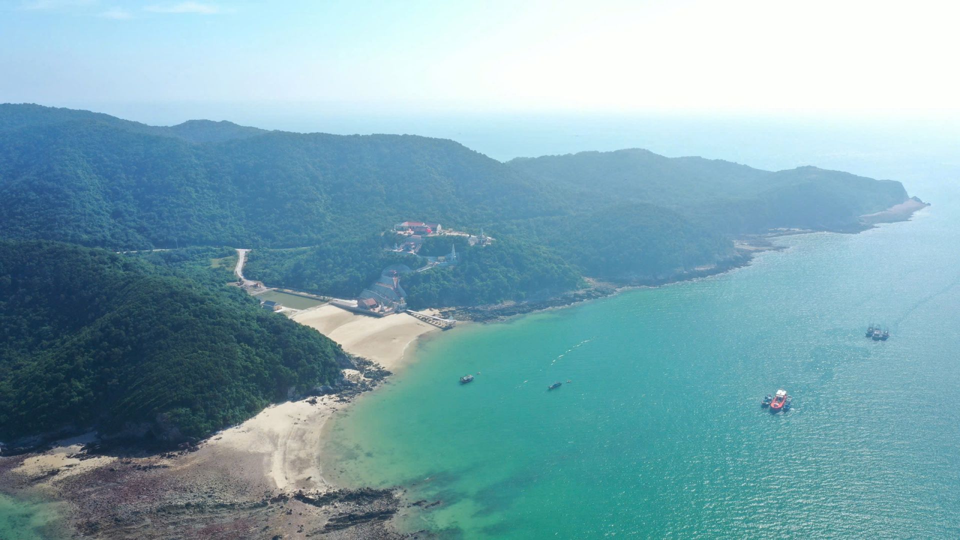 Khu bảo tồn biển C&ocirc; T&ocirc; - đảo Trần, dự &aacute;n c&oacute; tổng diện t&iacute;ch hơn 18.400 ha, bao gồm khu bảo tồn rộng hơn 13.230 ha v&agrave; v&ugrave;ng đệm khoảng 5.184 ha