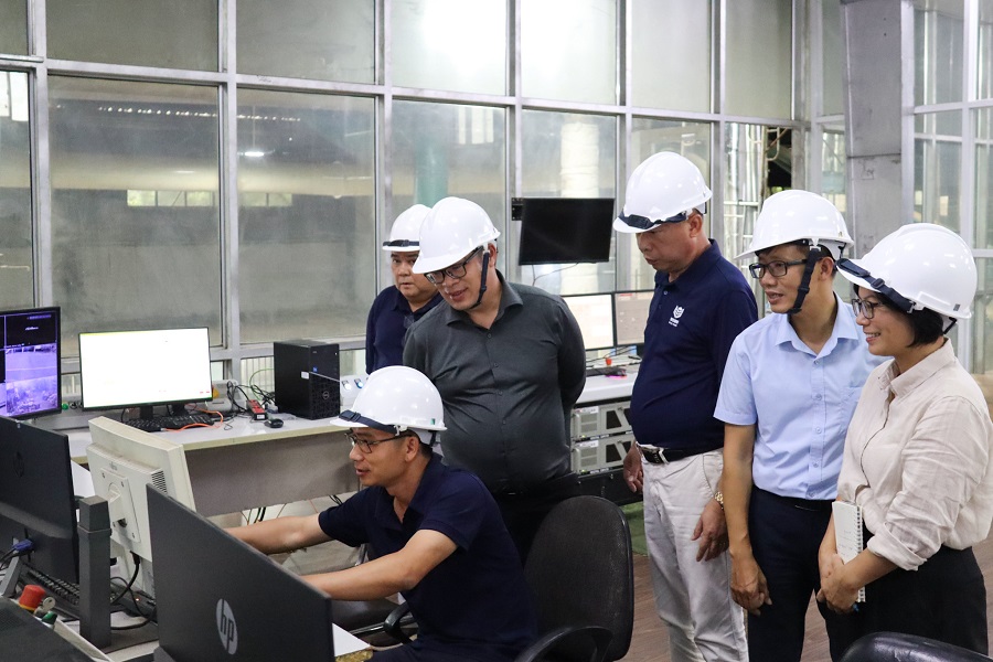 Đo&agrave;n c&ocirc;ng t&aacute;c khảo s&aacute;t hệ thống điều khiển trung t&acirc;m phục vụ vận h&agrave;nh d&acirc;y chuyền M888com link hiện đang mở tại C&ocirc;ng ty Cổ phần Kỹ nghệ gỗ MDF Bison. (Ảnh: Việt Anh)
