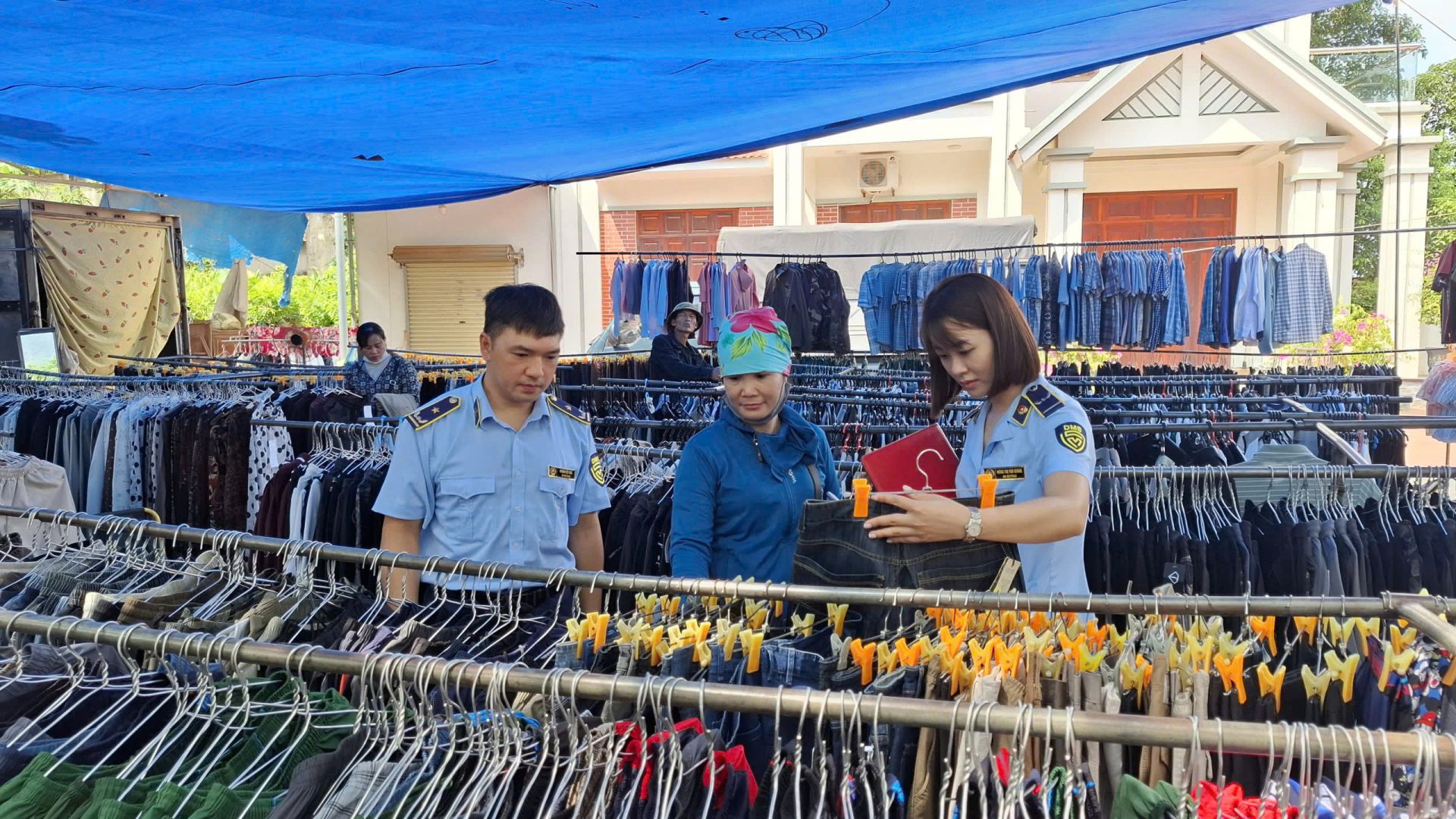 Đội Quản lý thị trường số 4 Lạng Sơn tăng cường kiểm soát M888 com được xếp hạng cao nhất tại chợ phiên Chi Lăng