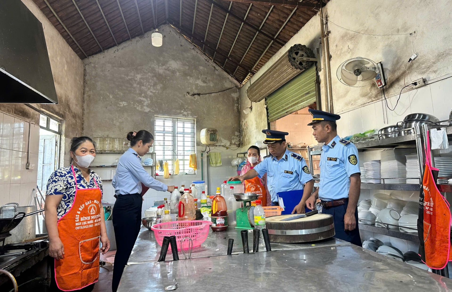 Đội Quản lý thị trường số 7 Lạng Sơn tăng cường kiểm tra, bảo đảm an toàn thực phẩm