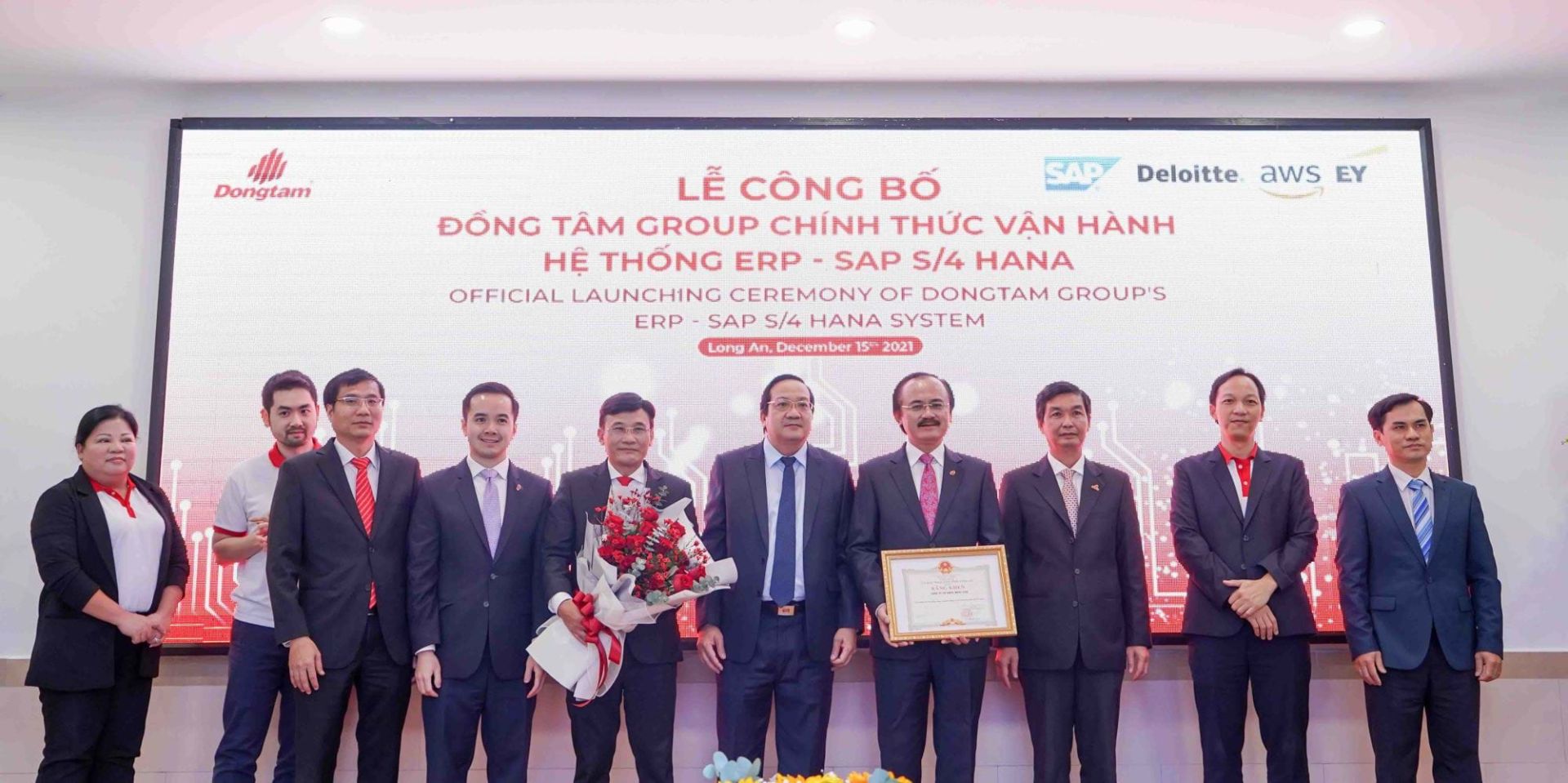 Dongtam Group đ&oacute;n nhận Bằng khen của tỉnh Long An trao cho &ldquo;Đơn vị ti&ecirc;n phong trong c&ocirc;ng cuộc chuyển đổi số&rdquo; năm 2021.