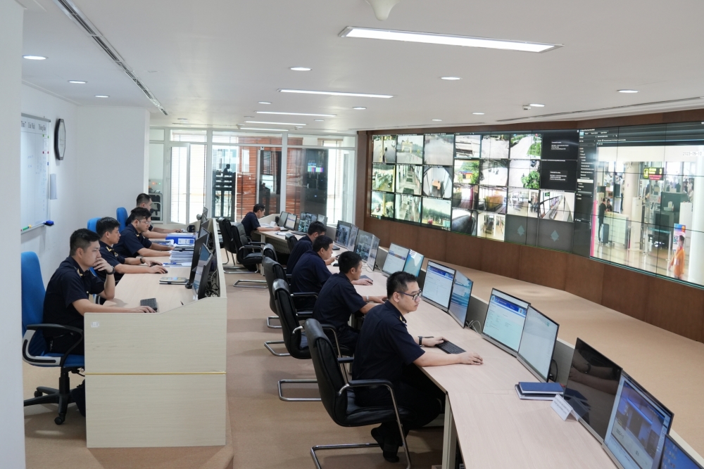 C&ocirc;ng chức ng&agrave;nh Hải quan vận h&agrave;nh Hệ thống c&ocirc;ng nghệ th&ocirc;ng tin. Ảnh: