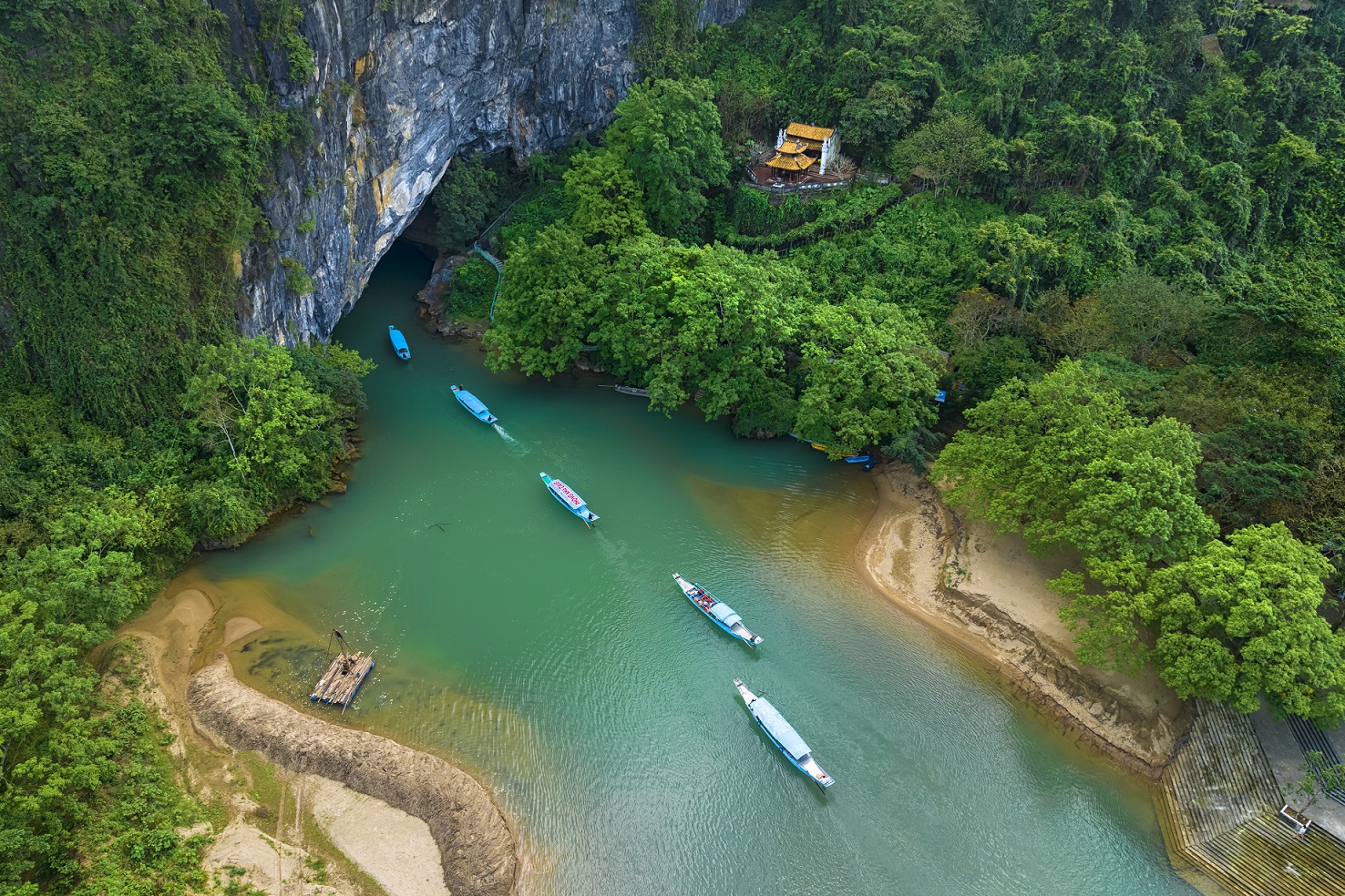 Du khách đi thuyền tham quan động Phong Nha (Quảng Trị) Du khách đi thuyền tham quan động Phong Nha (Quảng Trị)