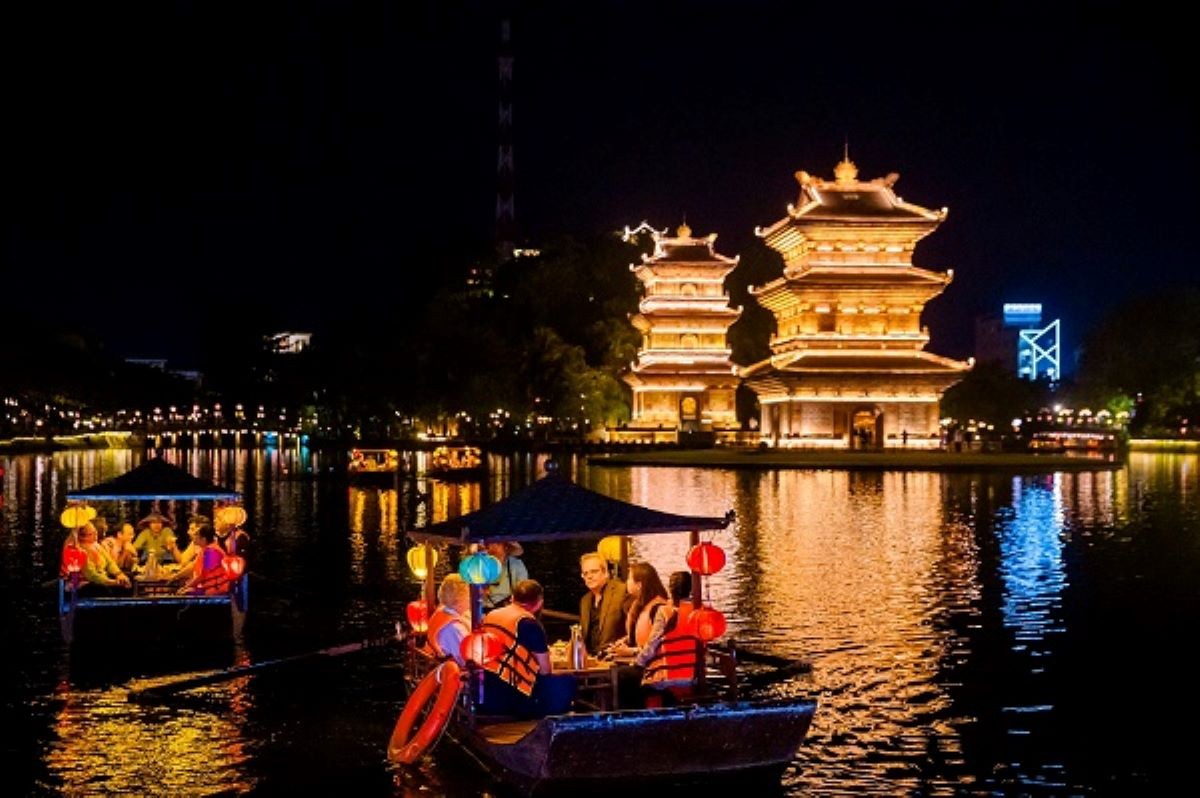 Đ&ecirc;m ở một g&oacute;c phố cổ Hoa Lư.