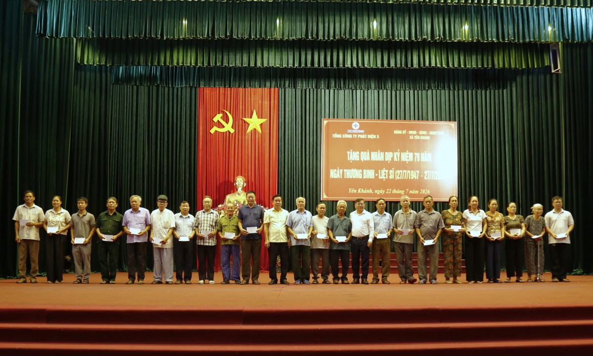 &Ocirc;ng V&otilde; Minh Thắng - Ph&oacute; Tổng Gi&aacute;m đốc EVNGENCO3 c&ugrave;ng &ocirc;ng Dương Đức Khanh - Tỉnh ủy vi&ecirc;n, B&iacute; thư đảng ủy, Chủ tịch HĐND x&atilde; Y&ecirc;n Kh&aacute;nh trao qu&agrave; cho c&aacute;c gia đ&igrave;nh ch&iacute;nh s&aacute;ch, người c&oacute; c&ocirc;ng với c&aacute;ch mạng