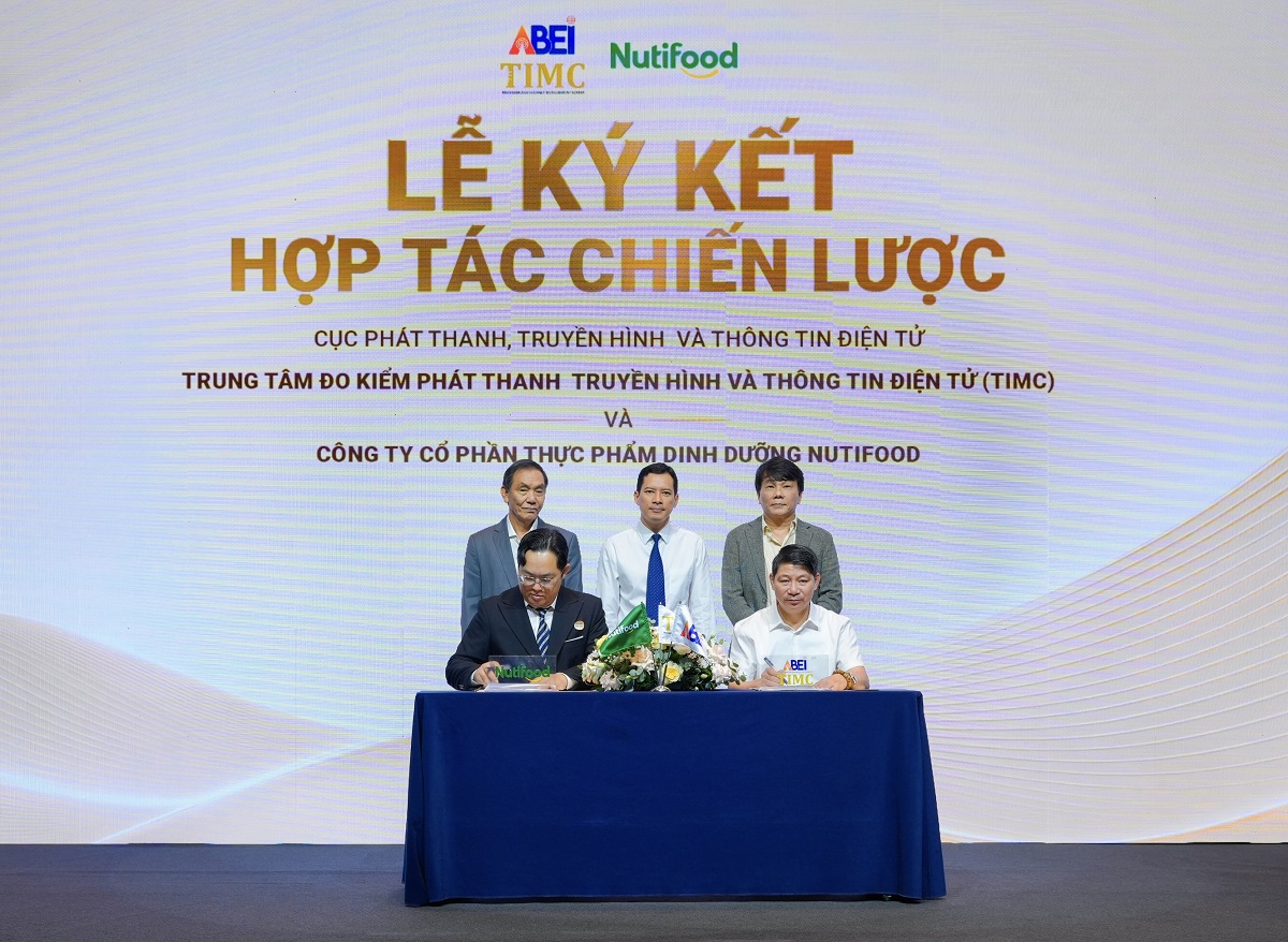 Đại diện hai b&ecirc;n tại buổi lễ k&yacute; kết hợp t&aacute;c