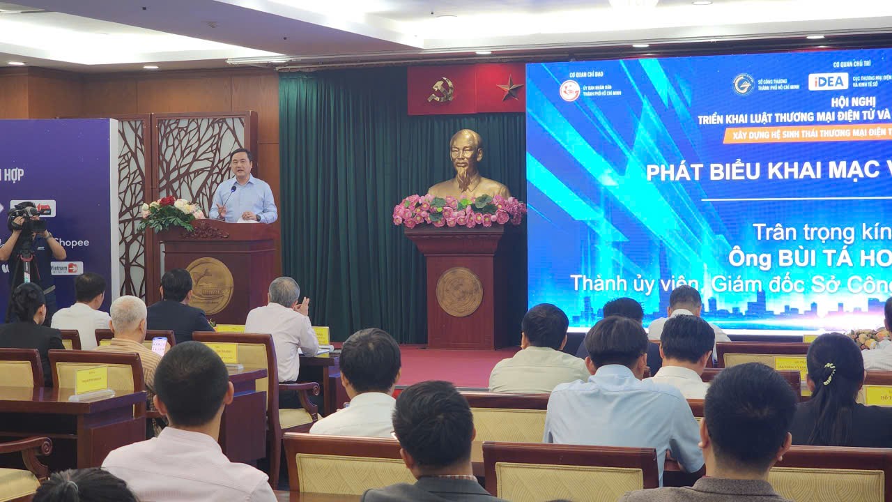 &Ocirc;ng B&ugrave;i T&aacute; Ho&agrave;ng Vũ, Gi&aacute;m đốc Sở C&ocirc;ng thương TP. HCM ph&aacute;t biểu tại chương tr&igrave;nh