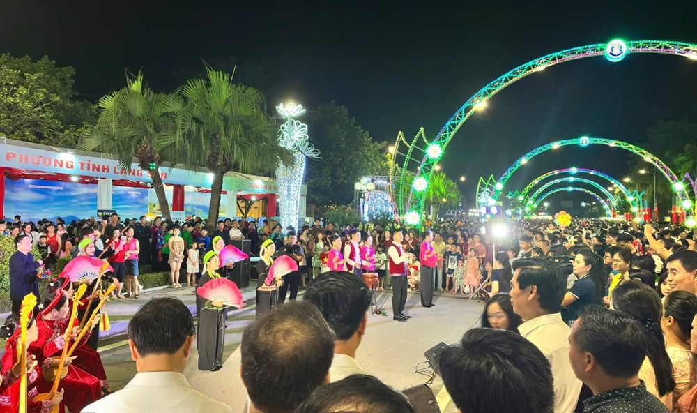 Thông qua chuỗi hoạt động văn hóa, nghệ thuật và thể thao phong phú, chương trình góp phần tạo điểm nhấn cho Không gian Văn hóa đường Hùng Vương Thông qua chuỗi hoạt động văn hóa, nghệ thuật và thể thao phong phú, chương trình góp phần tạo điểm nhấn cho Không gian Văn hóa đường Hùng Vương