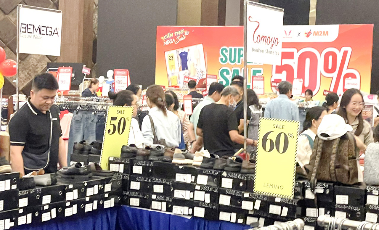 Nhiều người ti&ecirc;u d&ugrave;ng mua sắm tại sự kiện Cần Thơ Mega Sale lần 2 năm 2026