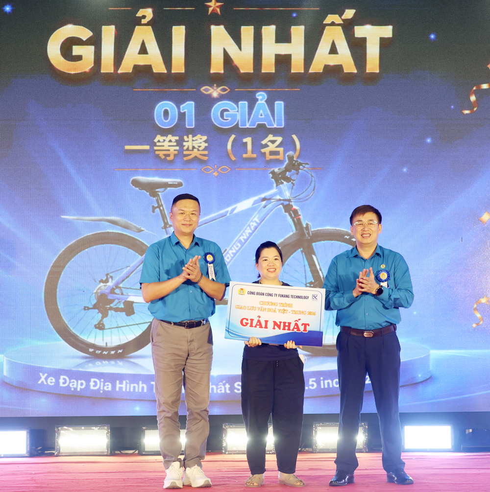 Đồng ch&iacute; Thạch Văn Chung (b&ecirc;n phải) v&agrave; l&atilde;nh đạo doanh nghiệp trao phần thưởng cho c&ocirc;ng nh&acirc;n trong chương tr&igrave;nh bốc thăm tr&uacute;ng thưởng.