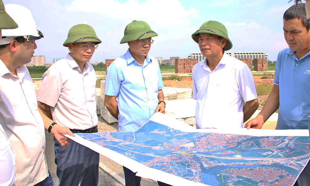 Đồng chí Ngô Tân Phượng kiểm tra vị trí tái định cư phường Kinh Bắc thuộc dự án đầu tư các tuyến đường tỉnh 295C, đường tỉnh 285B kết nối các xã: Tam Đa, Yên Trung, Yên Phong, Tam Giang và phường Kinh Bắc qua các khu công nghiệp với quốc lộ 3 mới; đường tỉnh 277 kết nối với cầu Hà Bắc 2, đường Vành đai 4. Đồng chí Ngô Tân Phượng kiểm tra vị trí tái định cư phường Kinh Bắc thuộc dự án đầu tư các tuyến đường tỉnh 295C, đường tỉnh 285B kết nối các xã: Tam Đa, Yên Trung, Yên Phong, Tam Giang và phường Kinh Bắc qua các khu công nghiệp với quốc lộ 3 mới; đường tỉnh 277 kết nối với cầu Hà Bắc 2, đường Vành đai 4.