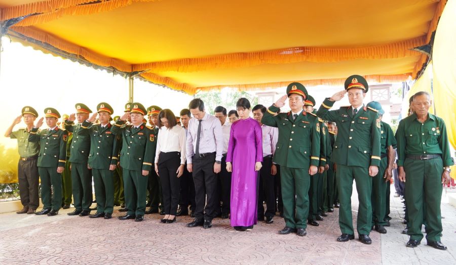 Ph&oacute; Chủ tịch Thường trực UBND tỉnh Quảng Trị Ho&agrave;ng Nam c&ugrave;ng c&aacute;c đại biểu d&agrave;nh ph&uacute;t mặc niệm tri &acirc;n c&aacute;c anh h&ugrave;ng liệt sĩ