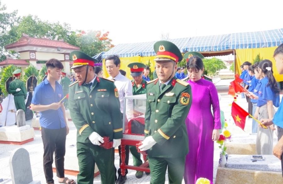 Ph&oacute; Chủ tịch Thường trực UBND tỉnh Ho&agrave;ng Nam c&ugrave;ng c&aacute;c đại biểu v&agrave; nh&acirc;n d&acirc;n đưa tiễn c&aacute;c liệt sĩ về nơi an t&aacute;ng