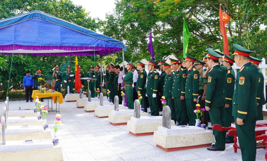 Ph&oacute; Chủ tịch Thường trực UBND tỉnh Quảng Trị Ho&agrave;ng Nam c&ugrave;ng c&aacute;c đại biểu v&agrave; Nh&acirc;n d&acirc;n d&agrave;nh ph&uacute;t mặc niệm, tiễn biệt c&aacute;c anh h&ugrave;ng liệt sĩ