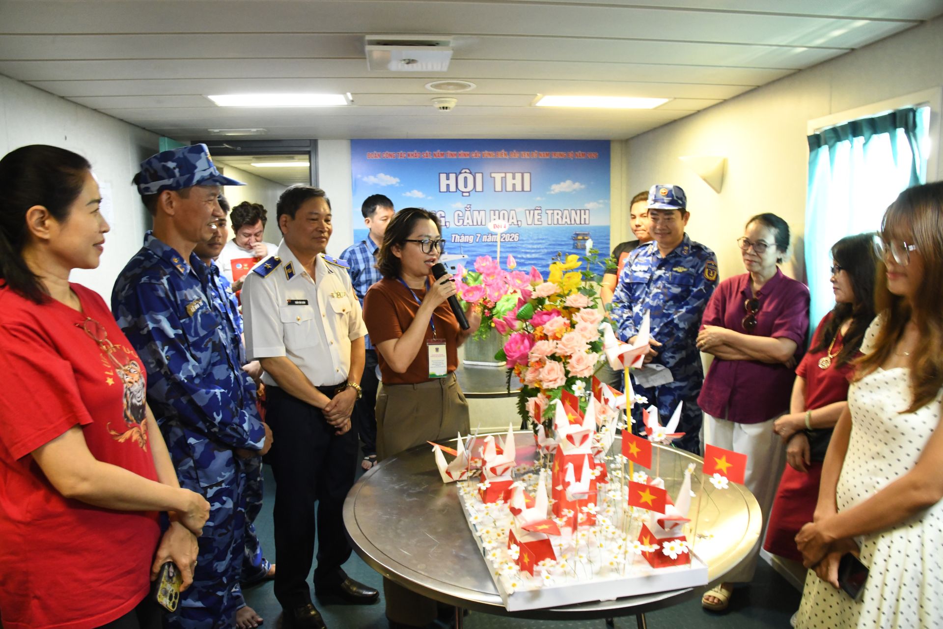 Thi cắm hoa nghệ thuật