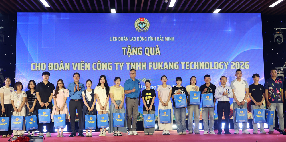 Đồng ch&iacute; Trần Văn Tuấn (thứ tư từ phải sang) c&ugrave;ng đại diện ban chuy&ecirc;n m&ocirc;n Tổng Li&ecirc;n đo&agrave;n Lao động Việt Nam v&agrave; l&atilde;nh đạo doanh nghiệp trao qu&agrave; cho đo&agrave;n vi&ecirc;n.