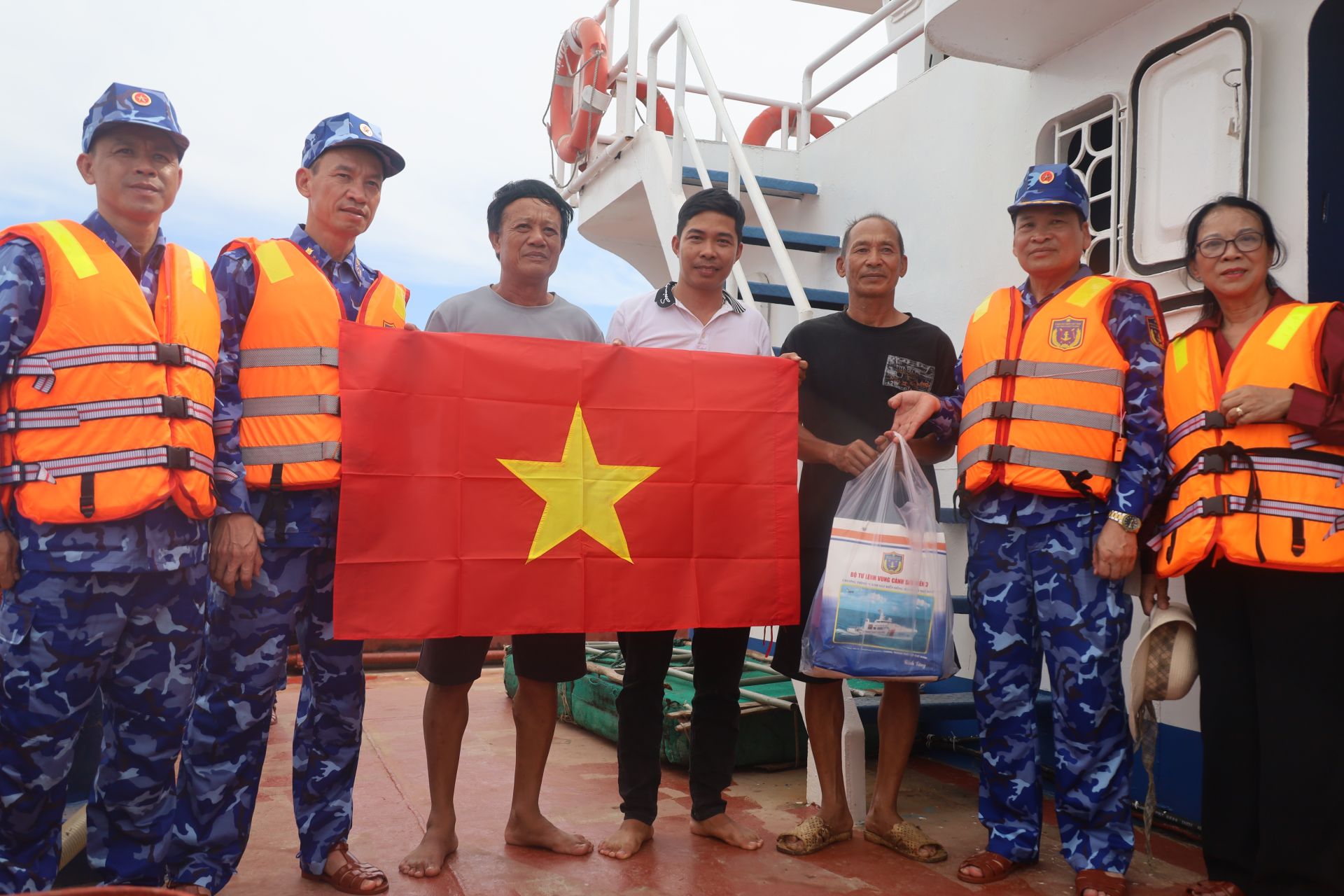 Trao qu&agrave;, cờ Tổ quốc