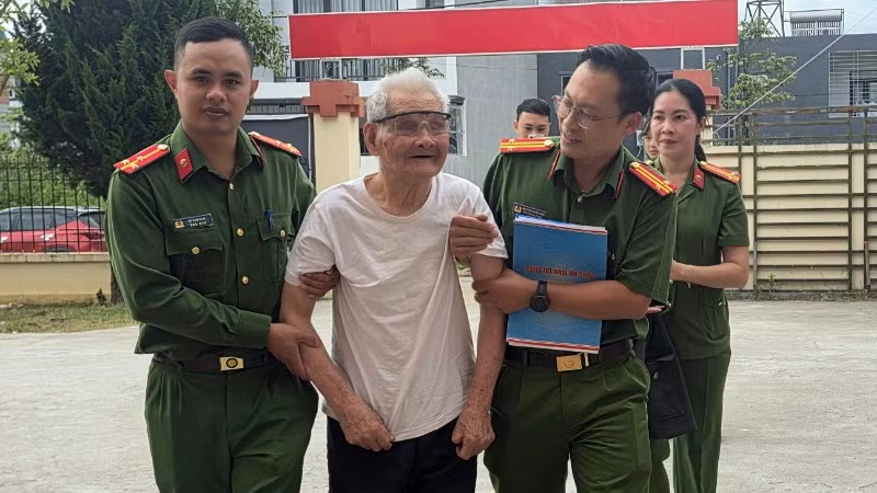 Nhiều thân nhân liệt sĩ lớn tuổi, sức khỏe yếu, lực lượng chức năng phải hỗ trợ dìu đỡ họ đến nơi lấy mẫu Nhiều thân nhân liệt sĩ lớn tuổi, sức khỏe yếu, lực lượng chức năng phải hỗ trợ dìu đỡ họ đến nơi lấy mẫu