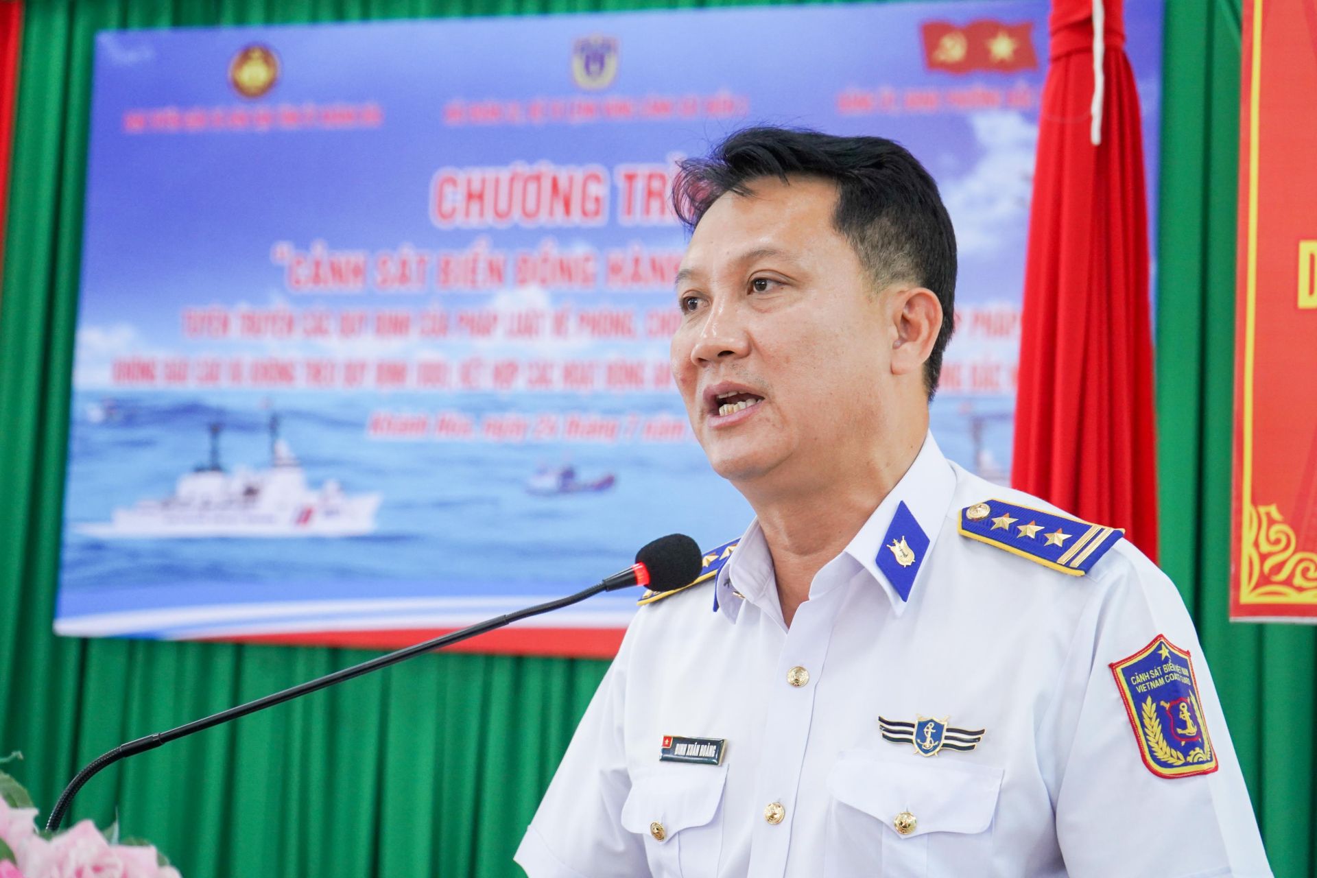 Thượng t&aacute; Đinh Xu&acirc;n Ho&agrave;ng ph&aacute;t biểu khai mạc chương tr&igrave;nh