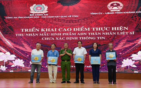 Đại t&aacute; Trần Minh Tr&uacute;c, Ph&oacute; Gi&aacute;m đốc C&ocirc;ng an tỉnh Kh&aacute;nh H&ograve;a; tặng qu&agrave; c&aacute;c gia đ&igrave;nh ch&iacute;nh s&aacute;ch