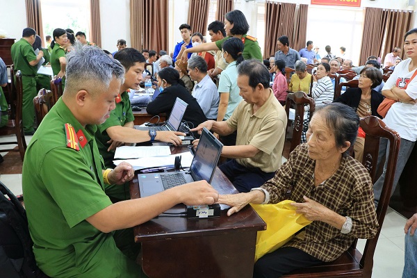 C&ocirc;ng an tỉnh tổ chức tổ chức thu nhận mẫu sinh phẩm ADN cho th&acirc;n nh&acirc;n liệt sĩ c&aacute;c phường Nha Trang, Bắc Nha Trang, Nam Nha Trang v&agrave; T&acirc;y Nha Trang
